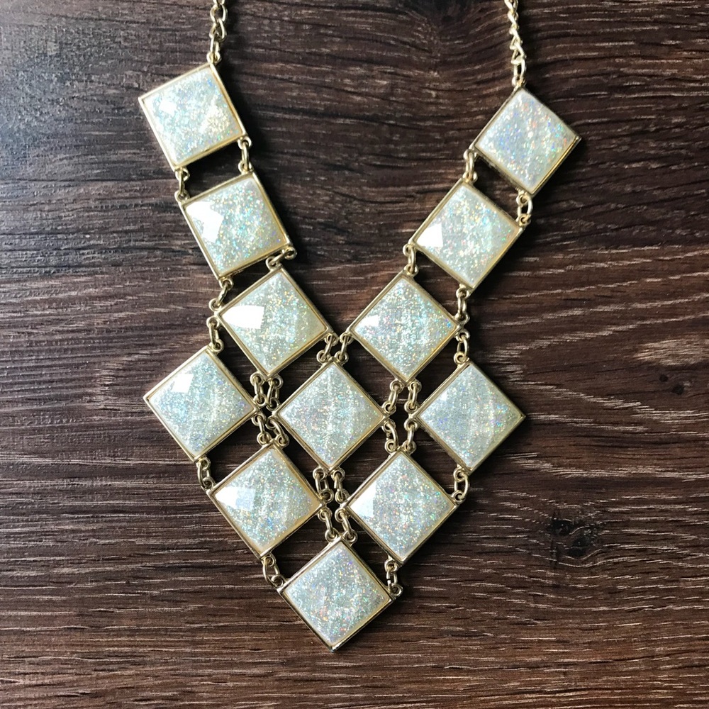 💥4/$25💥Beautiful Sparkle Grey Statement Necklace - Picture 2 of 3